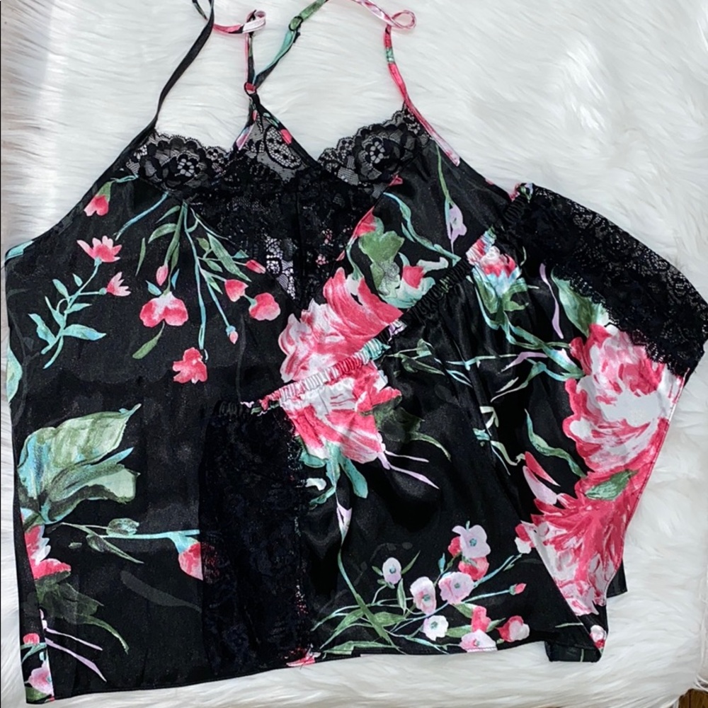 ✨SOLD✨Floral satin sleep set